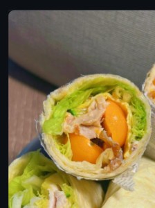 以新鮮蔬菜製作的捲餅